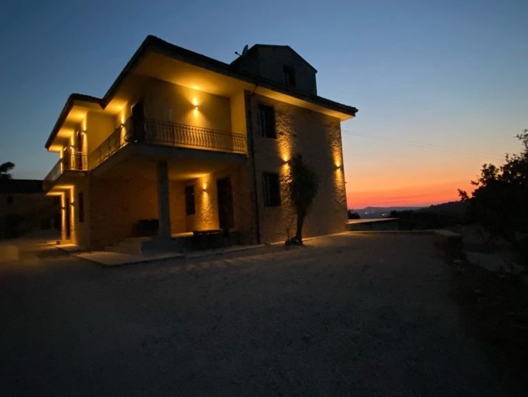 Casafaro Petritoli by night 768x578