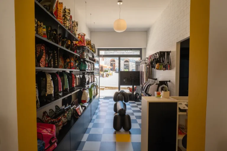 Paul Meccanico overview from the back in new store 01 768x511
